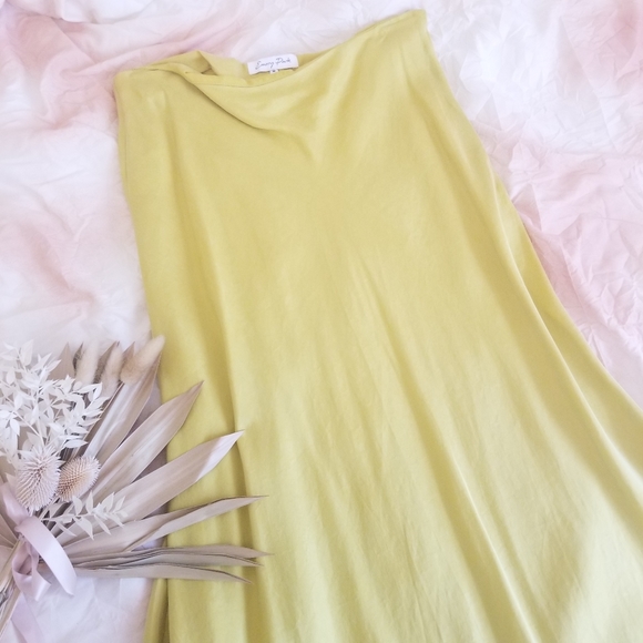 𝑆𝑡𝑎𝑟𝑙𝑜𝑤 𝑀𝑢𝑠𝑡𝑎𝑟𝑑 𝐶ℎ𝑎𝑟𝑡𝑟𝑢𝑒𝑠𝑒 𝑌𝑒𝑙𝑙𝑜𝑤 𝑆𝑘𝑖𝑟𝑡 - Picture 2 of 5